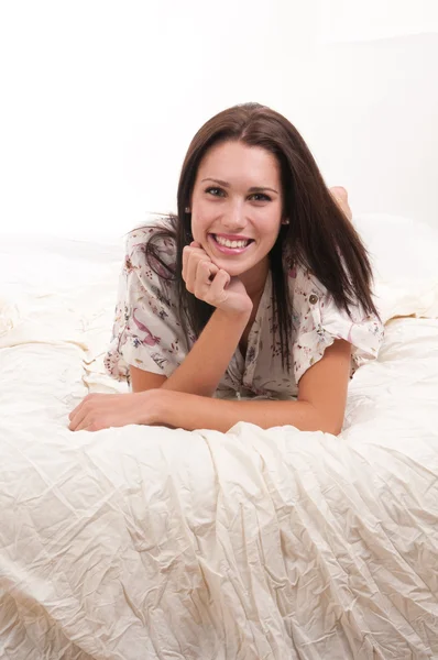 Mujer acostada en la cama — Foto de Stock