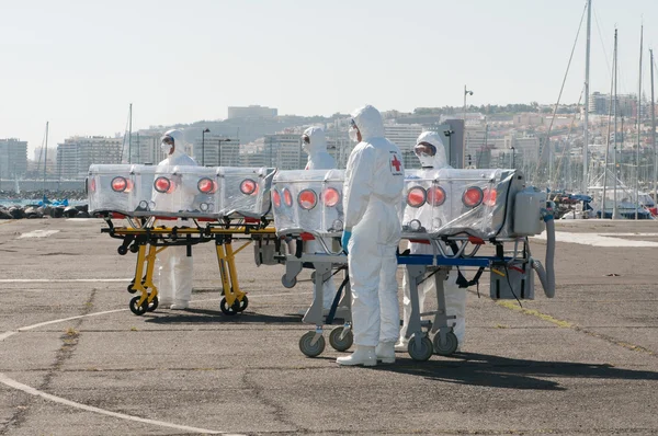 Trabajadores con equipo médico — Foto de Stock