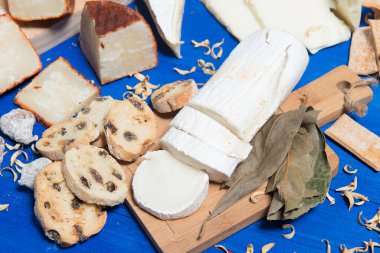 Masa seti, peynir tahtası ve değişik ekmek çeşitleri.