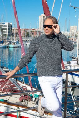 Marinada gezinen çekici, olgun bir adam.