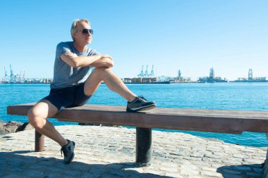 Marinada gezinen çekici, olgun bir adam.