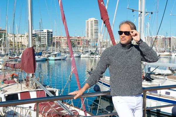 Marinada gezinen çekici, olgun bir adam.