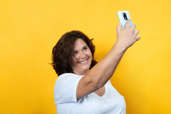 Curvy Woman Using Technology Yellow Background — Stock Photo, Image