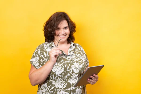 Curvy Woman Using Technology Yellow Background — Stock Photo, Image