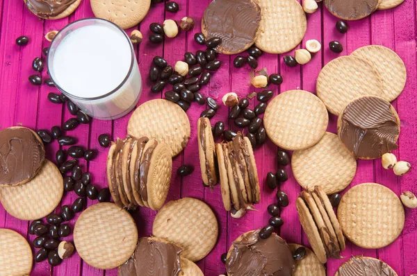 Çikolatalı Kurabiye Bir Bardak Sütle Kahvaltı — Stok fotoğraf