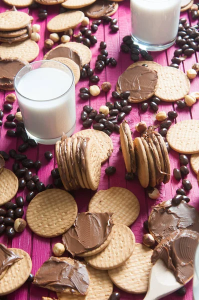 Frukost Med Chokladkakor Och Ett Glas Mjölk — Stockfoto