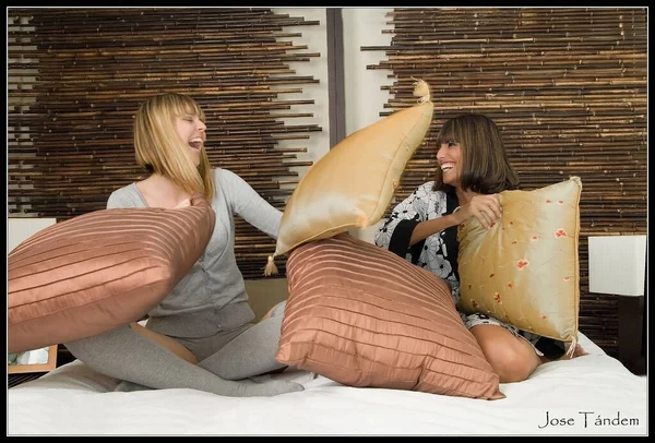 Zwei Frauen Spielen Auf Dem Bett Einer Kissenschlacht — Stockfoto