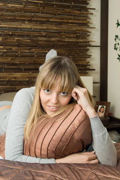 Sexy Frau Pyjama Ihrem Schlafzimmer Auf Dem Bett Liegend — Stockfoto