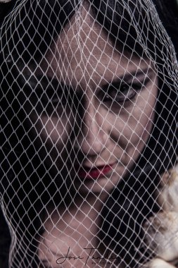 Cadılar Bayramı 'nda ya da Ruhlar Günü' nde cadıya benzeyen siyahlı çekici bir kadın.