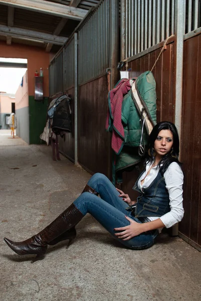 Ahırın Yanındaki Binicilik Salonunda Atıyla Gezmek Için Bekleyen Bir Kadın — Stok fotoğraf