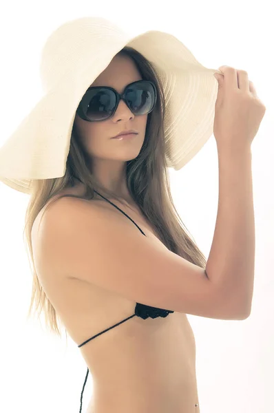 Attraente Donna Bikini Con Cappello Occhiali Sole — Foto Stock