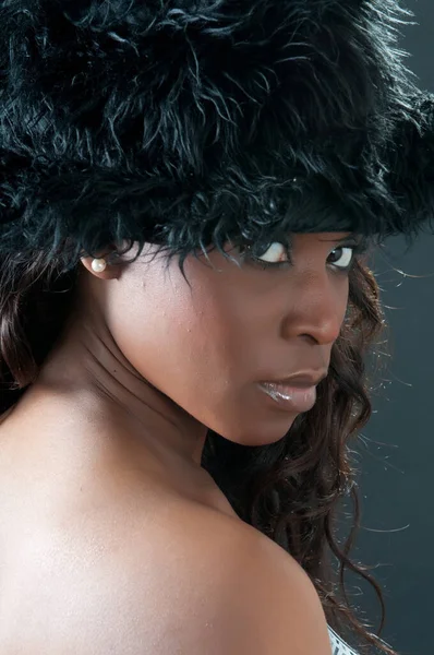 Donna Afroamericana Foto Ravvicinate Con Cappello — Foto Stock