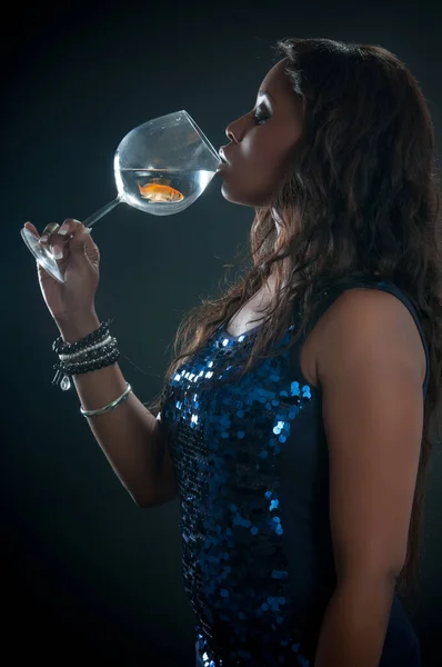 Donna Afroamericana Che Beve Bicchiere Acqua Con Dentro Pesce — Foto Stock