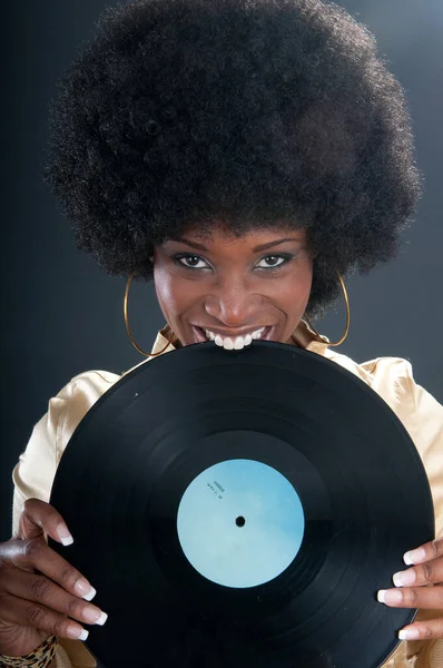 Retro Aussehende Afrikanisch Amerikanische Frau Auf Nahaufnahmen Mit Einer Schallplatte — Stockfoto