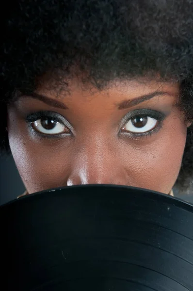 Donna Afroamericana Dall Aspetto Retrò Foto Ravvicinate Con Disco Vinile — Foto Stock