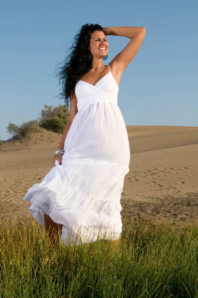 Vrouw Zand Genieten Van Lente Zomer Zon Gekleed Witte Kleren — Stockfoto