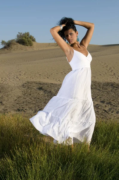 Frau Auf Sand Genießt Frühlings Oder Sommersonne Weißen Kleidern — Stockfoto