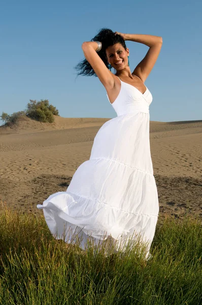 Mujer Arena Disfrutando Del Sol Primavera Verano Vestida Con Ropa — Foto de Stock