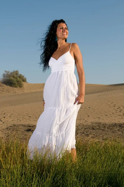 Mulher Areia Desfrutando Sol Primavera Verão Vestido Com Roupas Brancas — Fotografia de Stock