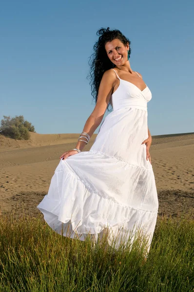 Женщина Песке Наслаждается Весенним Летним Солнцем Белой Одежде — стоковое фото
