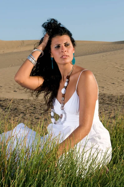 Žena Písku Těší Jarní Nebo Letní Slunce Oblečené Bílém Oblečení — Stock fotografie