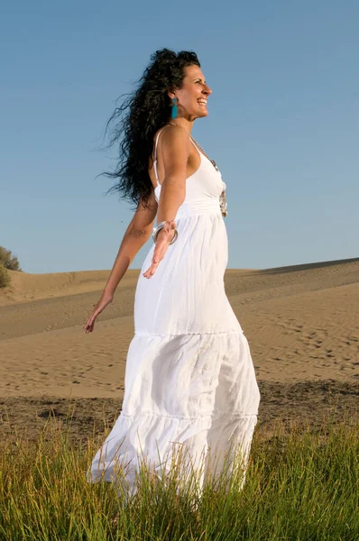 Kobieta Piasku Ciesząca Się Wiosennym Lub Letnim Słońcem Ubrana Białe — Zdjęcie stockowe