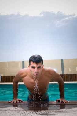 Yüzme havuzunda şehvetli bir adam