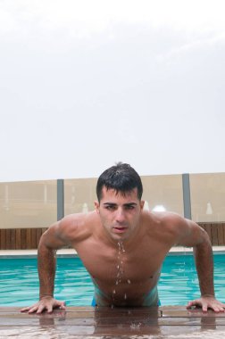 Yüzme havuzunda şehvetli bir adam