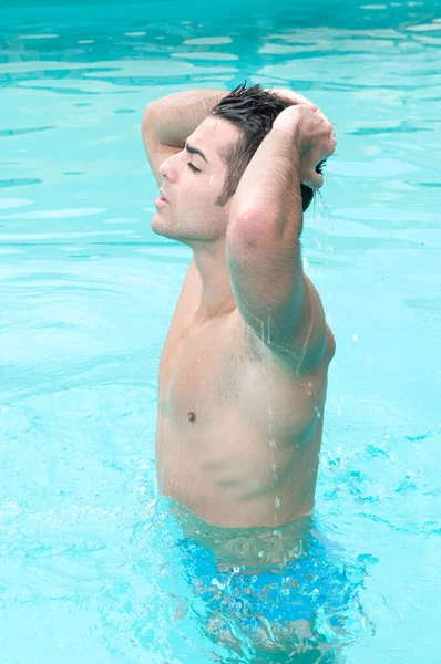 Sensuele Man Zwembad — Stockfoto