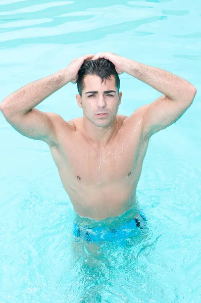Yüzme Havuzunda Şehvetli Bir Adam — Stok fotoğraf