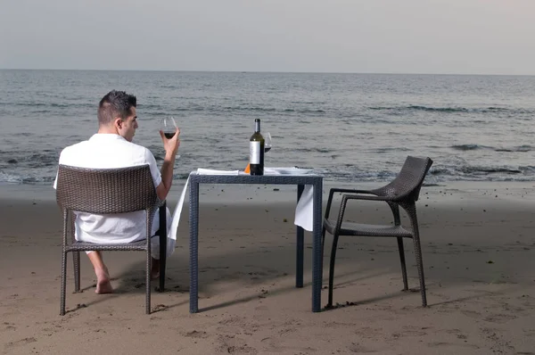 Fiatal Pár Öltözött Fehér Ünnepli Romantikus Vacsora Strandon — Stock Fotó