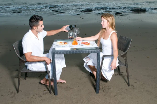 Jong Stel Gekleed Wit Vieren Een Romantisch Diner Het Strand — Stockfoto