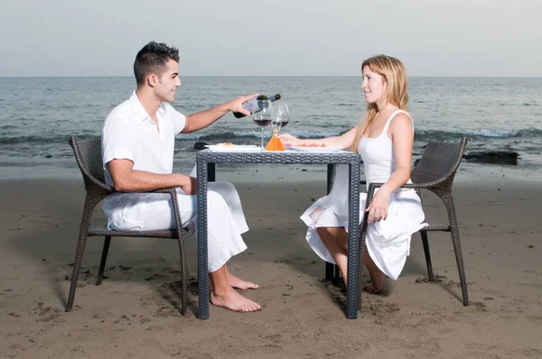 Jovem Casal Vestido Branco Comemorando Jantar Romântico Praia — Fotografia de Stock