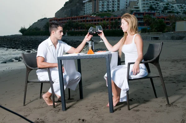 Pareja Joven Vestida Blanco Celebrando Una Cena Romántica Playa —  Fotos de Stock