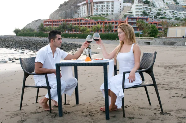 Young Couple Dressed White Celebrating Romantic Dinner Beach — Stock Photo, Image