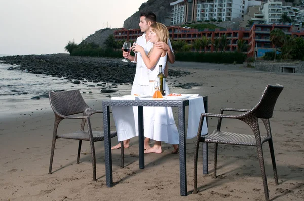 Jong Stel Gekleed Wit Vieren Een Romantisch Diner Het Strand — Stockfoto