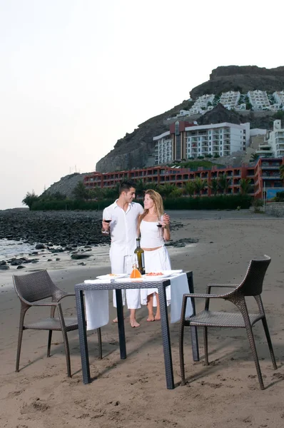 Young Couple Dressed White Celebrating Romantic Dinner Beach — Stock Photo, Image