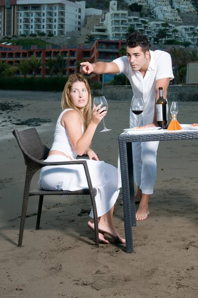 Jovem Casal Vestido Branco Comemorando Jantar Romântico Praia — Fotografia de Stock