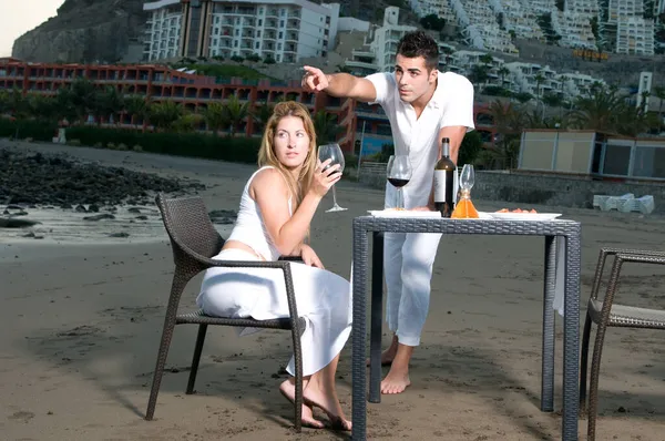 Jovem Casal Vestido Branco Comemorando Jantar Romântico Praia — Fotografia de Stock