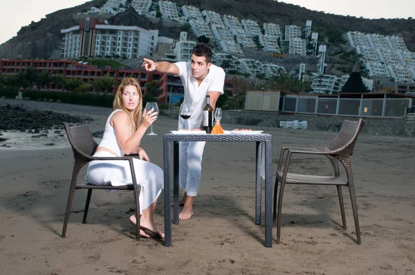 Young Couple Dressed White Celebrating Romantic Dinner Beach — Stock Photo, Image