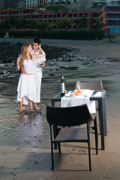 Young Couple Dressed White Celebrating Romantic Dinner Beach — Stock Photo, Image