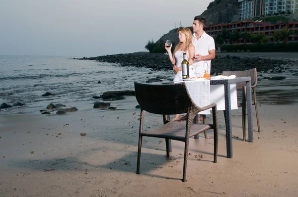 Young Couple Dressed White Celebrating Romantic Dinner Beach — Stock Photo, Image