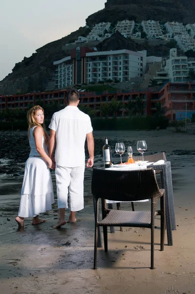 Young Couple Dressed White Celebrating Romantic Dinner Beach — Stock Photo, Image