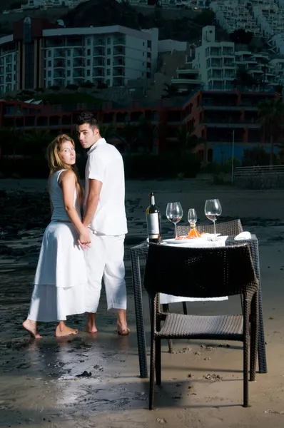 Jovem Casal Vestido Branco Comemorando Jantar Romântico Praia — Fotografia de Stock