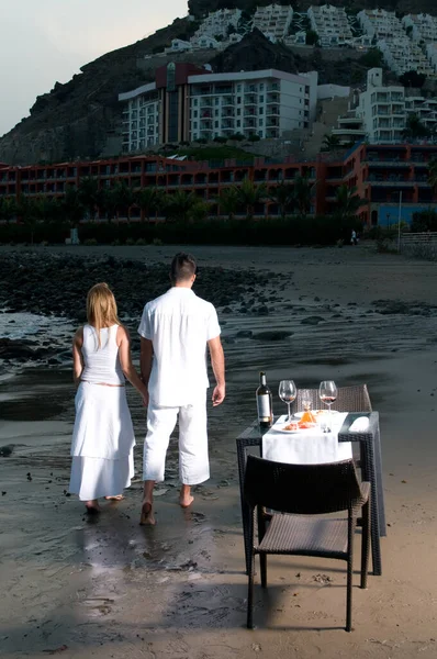 Young Couple Dressed White Celebrating Romantic Dinner Beach — Stock Photo, Image