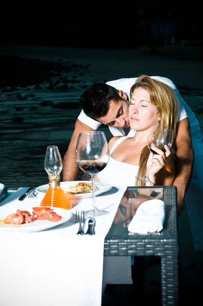 Young Couple Dressed White Celebrating Romantic Dinner Beach — Stock Photo, Image