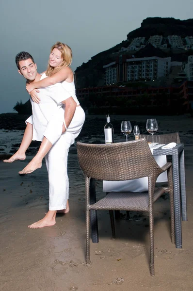 Pareja Joven Vestida Blanco Celebrando Una Cena Romántica Playa —  Fotos de Stock