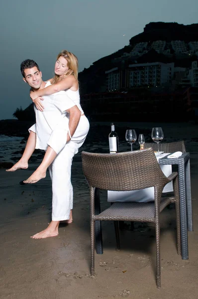 Young Couple Dressed White Celebrating Romantic Dinner Beach — Stock Photo, Image