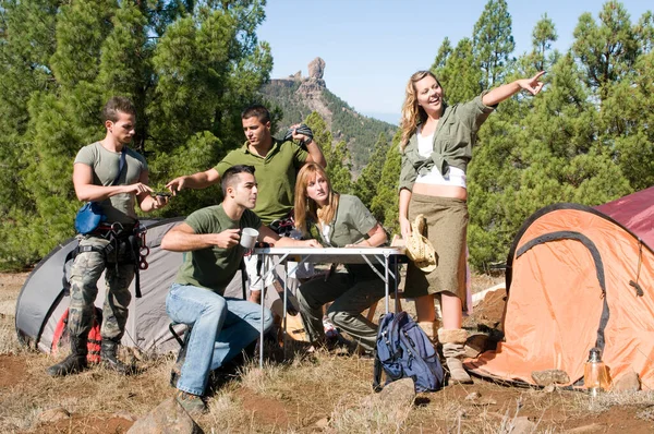 Grupo Excursionistas Sus Chozas Entre Los Pinos — Foto de Stock