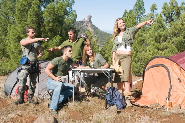 Grupo Excursionistas Sus Chozas Entre Los Pinos — Foto de Stock